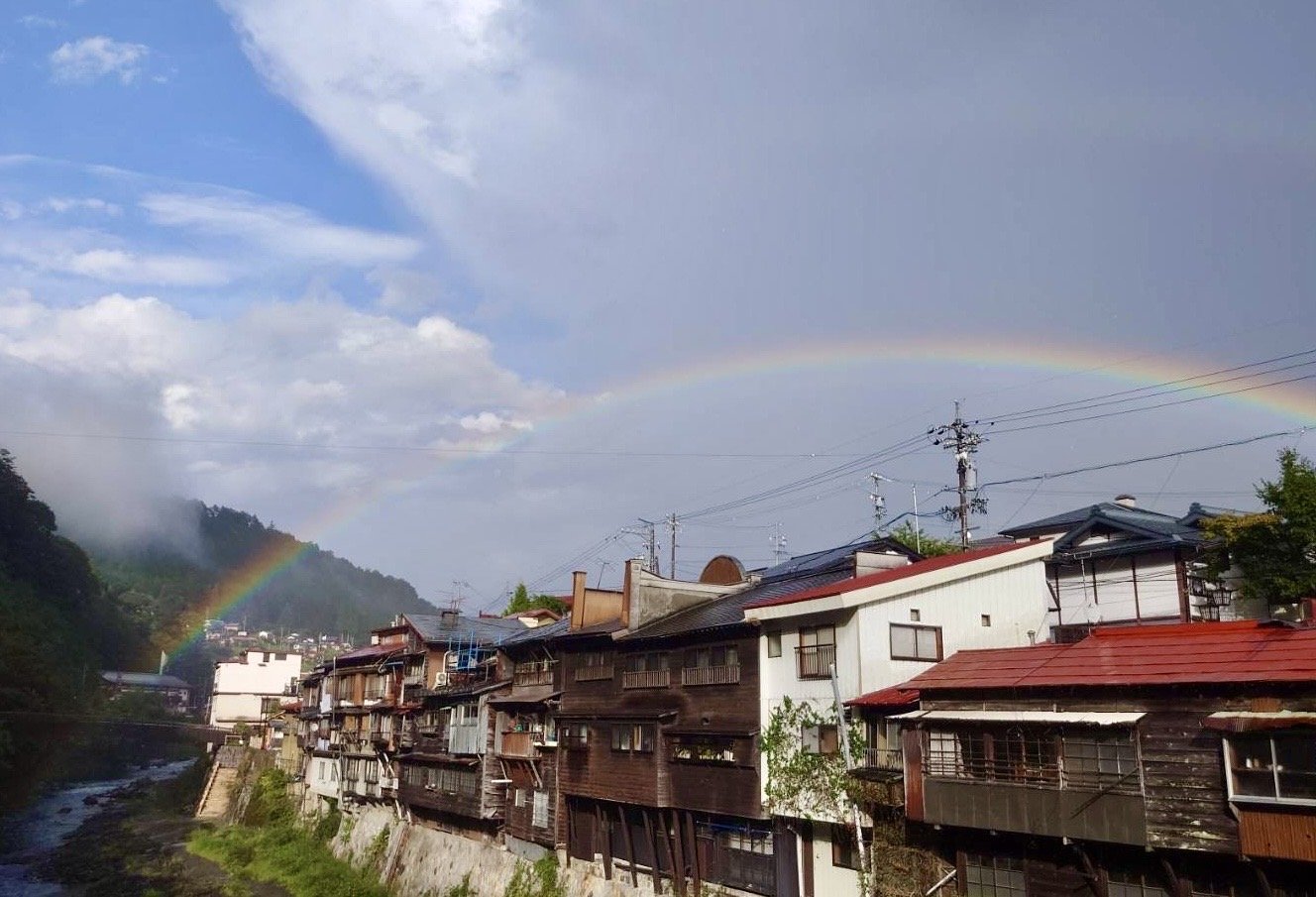 木曽福島の崖家づくりの町並みと虹
