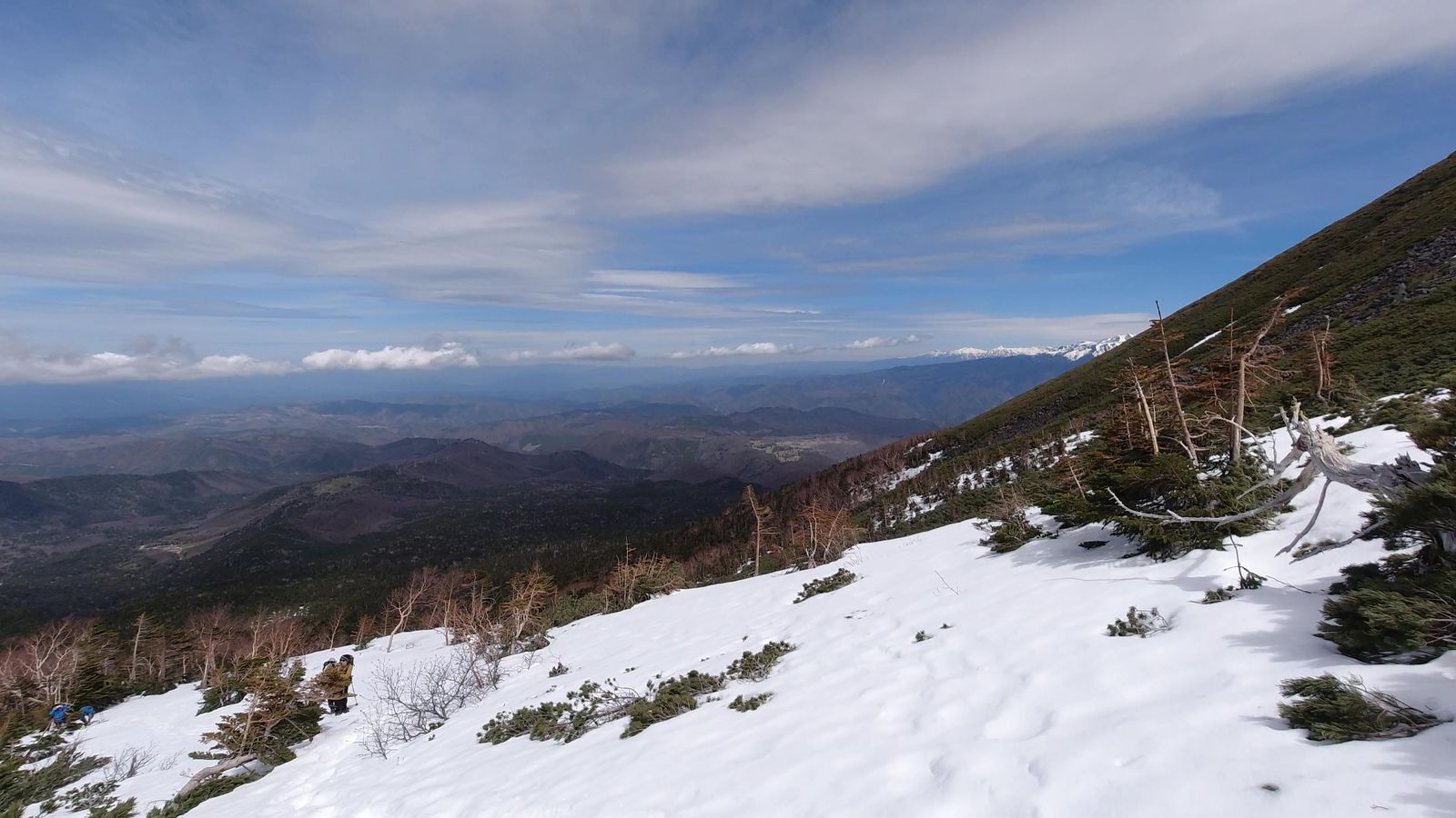 残雪の御嶽山、登山道からの眺め