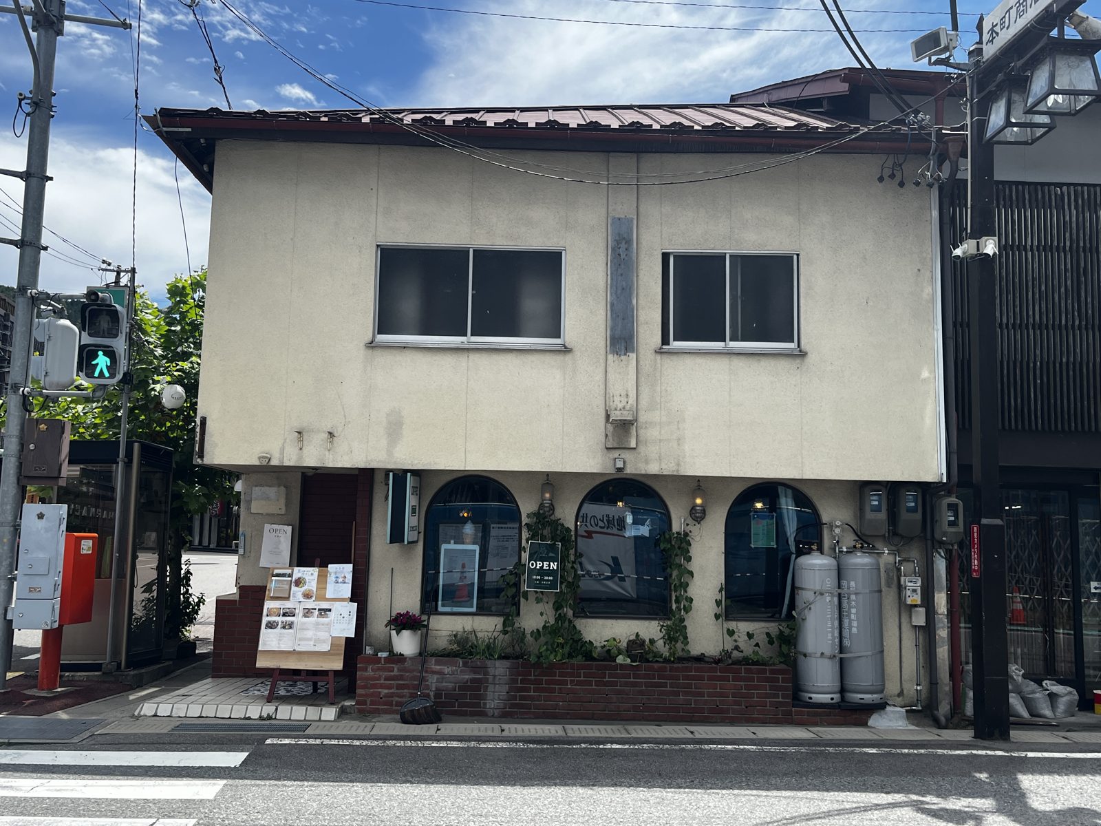 カフェバー プラタナスの外観